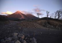 Evacuan a dos comunidades de Guatemala por actividad de volcán