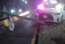Automovilista derriba poste de alumbrado en la carretera a Matehuala
