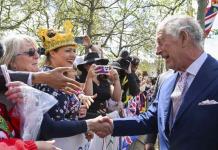 Carlos III saluda a la multitud frente a Buckingham antes de la coronación
