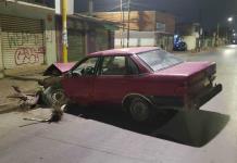 automovilista abandona su vehículo tras chocar contra un poste