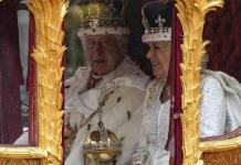Carlos III y Camila realizan procesión a Buckingham tras ser coronados (FOTOS)