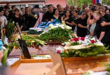 Serbia entierra a las víctimas de las recientes masacres