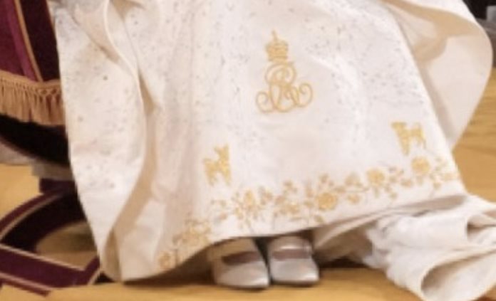 Los corgis de Isabel II aparecen bordados en el vestido de la reina Camila