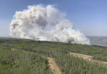 Ordenan evacuaciones por incendios en el oeste de Canadá