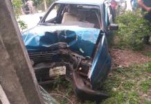 Conductor choca su vehículo contra un poste en Tanquián 