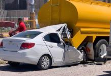 Muere automovilista tras chocar contra una pipa en Lomas del Tec