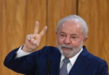 Lula quita vallas que cercaban el palacio presidencial porque la democracia no las precisa