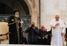 El papa celebra la audiencia general junto con el patriarca copto Teodoro II