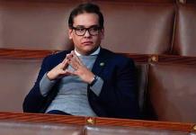 Congresista estadounidense famoso por sus mentiras es arrestado e imputado con 13 cargos
