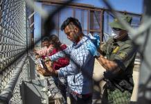 EE.UU. monitoreará con grillete electrónico a familias detenidas en la frontera
