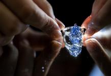 Sothebys subasta el anillo Laguna Blu, una de las joyas más caras de la casa Bulgari
