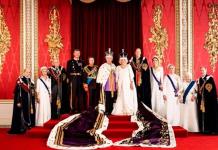 El Rey Carlos III se retrata junto a los futuros herederos