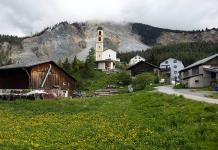 Suiza evacúa un pueblo de los Alpes en peligro de quedar sepultado por las rocas