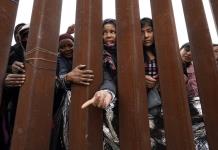 Migrantes aguardan en la frontera México-EEUU al entrar en vigor nuevas normas