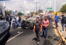 Conductora sufre aparatosa volcadura en Salvador Nava frente a la Zona Universitaria