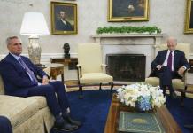 Biden se reúne con líderes del Congreso para hablar de límite de deuda; Casa Blanca reevalúa viaje