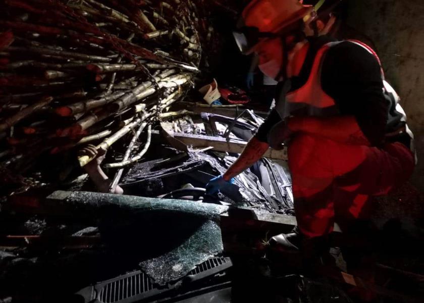 Aferrándose a la vida. El hombre prensado luchó hasta el último minuto, al igual que paramédicos y voluntarios, pero no sobrevivió. (Foto: Daniel Vázquez / Pulso)