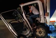 Dos hombres resultan heridos y quedan prensados en un camión tras chocar contra un muro de contención 