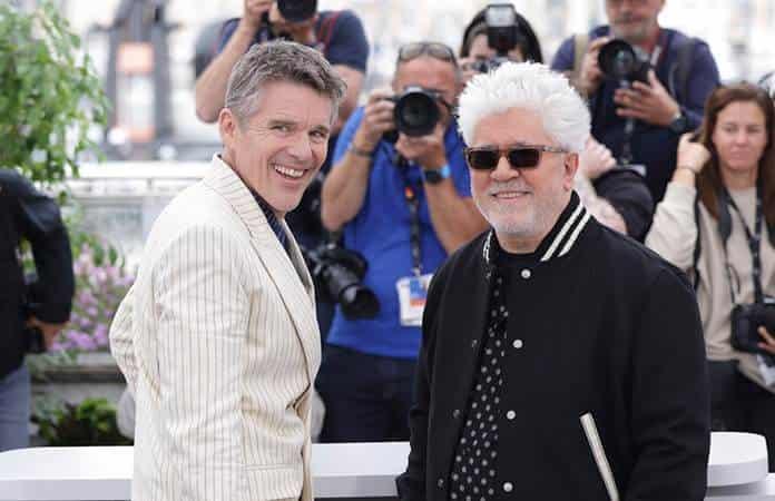 Ethan Hawke y Pedro Almodovar / Foto: AP