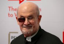 Salman Rushdie es ovacionado al aparecer por sorpresa en la Gala del club PEN Salman Rushdie es ovacionado al aparecer por sorpresa en la Gala del club PEN