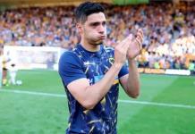 Raúl Jiménez rompe en llanto al despedirse de la afición de los Wolves (VIDEO)