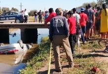 Hombres mueren al volcar auto y caer a canal de riego en Navolato