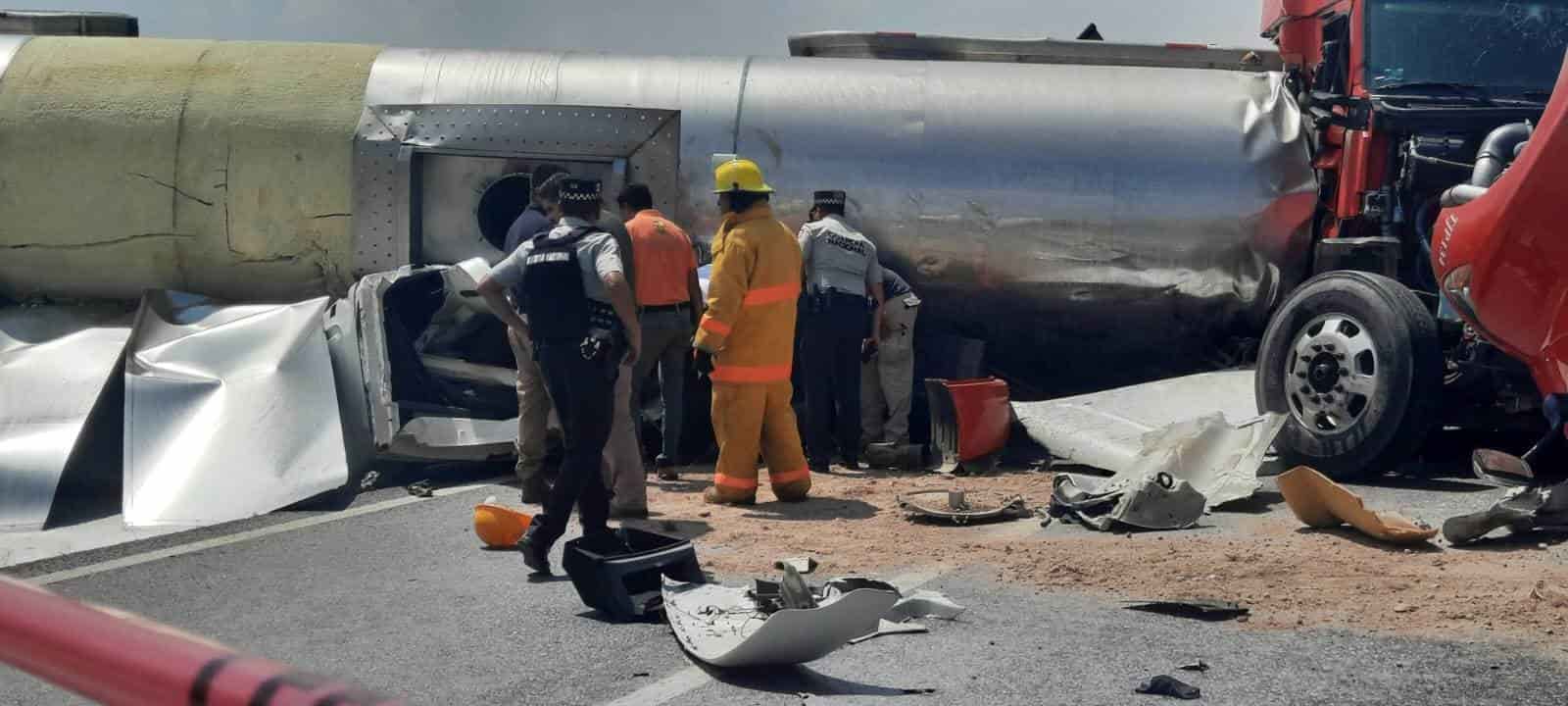 Chocan Tres Tráileres Y Un Taxi En La Carretera A México Dos Muertos Y Dos Heridos 3874