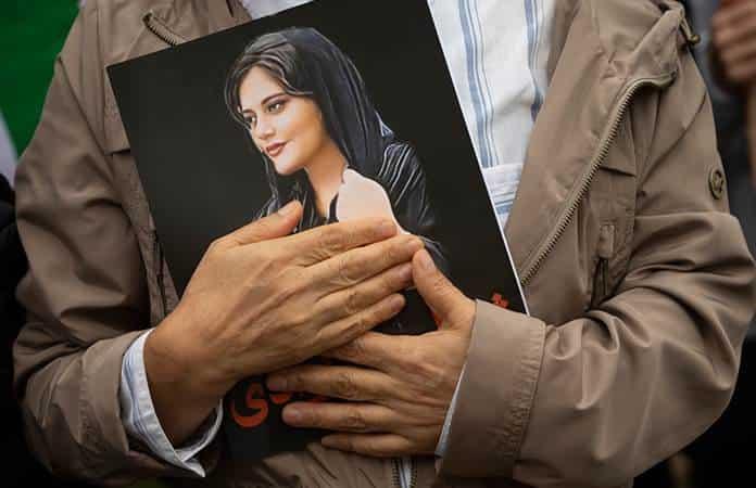 La muerte de Mahsa Amini tras ser detenida por la policía de la moral provocó fuertes protestas en Irán / Foto: AP