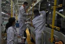 La actividad fabril se desacelera en China, aumenta presión económica