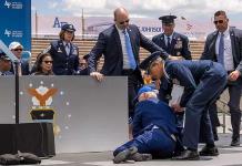 Joe Biden tropieza y termina en el suelo Joe Biden tropieza y termina en el suelo