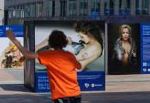 Helena Bonham Carter y Sean Penn posan desnudos para denunciar la sobrepesca en la UE