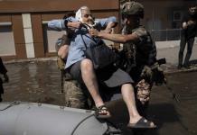 Inundaciones por colapso de presa dejan a cientos de personas varadas en Ucrania Inundaciones por colapso de presa dejan a cientos de personas varadas en Ucrania