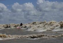 Surfistas montan larguísimas olas en desembocadura del río Amazonas Surfistas montan larguísimas olas en desembocadura del río Amazonas