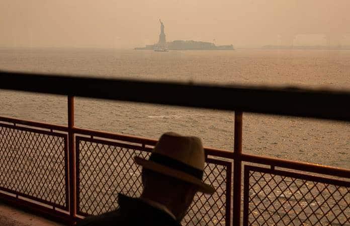 El miércoles se impuso sobre la Gran Manzana una espesa bruma naranja con notable olor a humo / Foto: AP