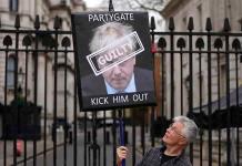 La oposición británica tacha a Boris Johnson de cobarde