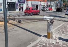 Camión derriba poste de concreto y provoca cierre vial en Capitán Caldera y Agustín Vera