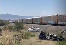 Tren embiste a una pipa de gas en la carretera de Villa de Reyes a Bledos
