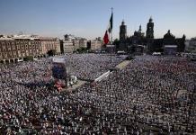 La leyenda del boxeo Julio César Chávez encabeza clase masiva en el Zócalo, que rompe récord