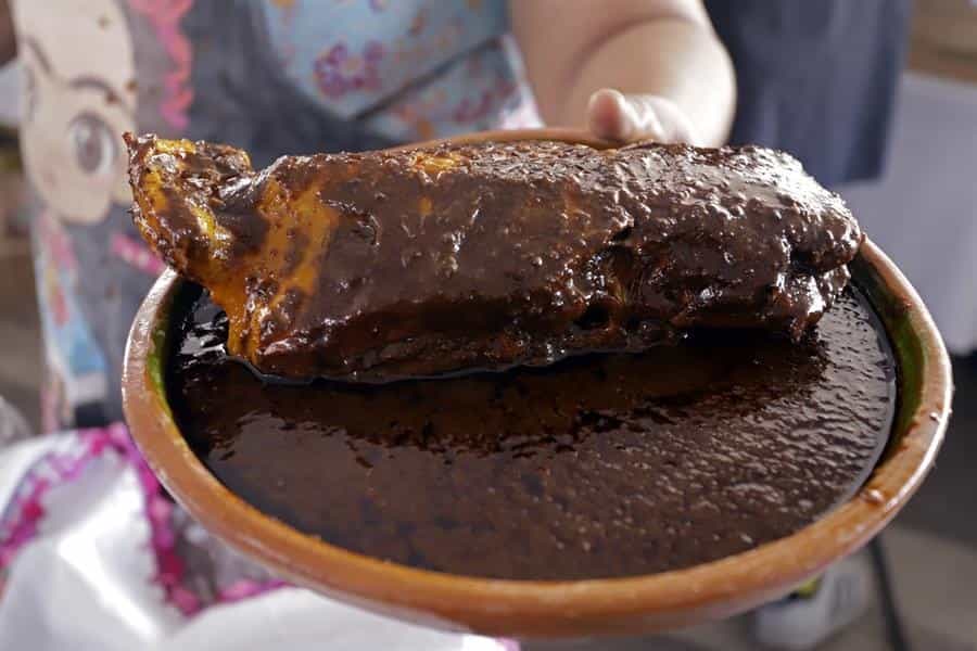 Cocineras mexicanas honran el tradicional mole poblano con feria