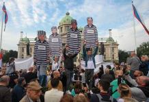 Protestas multitudinarias contra el Gobierno se extienden a varias ciudades de Serbia