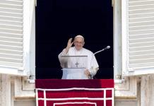 El papa reanuda actividades en Roma tras cirugía; miles lo vitorean