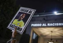 Ola de muestras de intolerancia en el fútbol; FIFA promete detener partidos