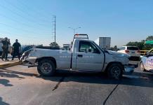 Camioneta choca contra vehículo de carga y un poste de alumbrado en puente del Periférico Norte