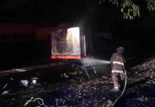 Incendian restos de un tráiler en taller abandonado de la Valles-Mante
