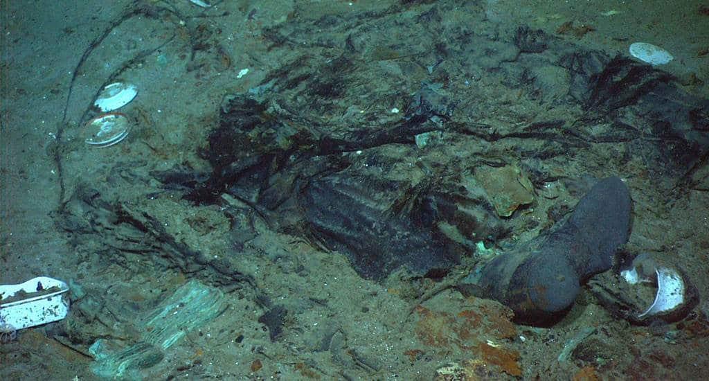 Fotografía de 2004 difundida por el Institute for Exploration, Center for Archaeological Oceanography/University of Rhode Island/NOAA Office of Ocean Exploration, que muestra los restos de un abrigo y de unas botas en el fondo marino cerca del sitio donde se encuentran los restos del Titanic.  (AP)