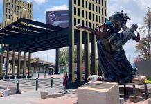 Colocan estatua de misterioso jinete a un costado de la entrada monumental de SGS