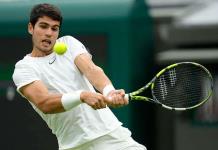 Alcaraz solventa su debut en Wimbledon