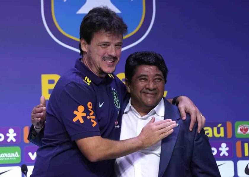 Fernando Diniz (izquierda), nuevo técnico de la selección de Brasil, y Ednaldo Rodrigues, presidente de la Confederación Brasileña de fútbol, se abrazan durante una rueda de prensa