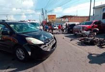 Pareja en moto es arrollada por una camioneta