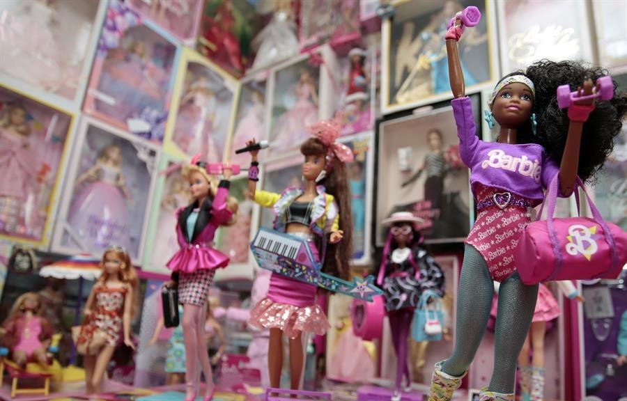 Un médico mexicano presume de una colección de más de 200 muñecas de Barbie